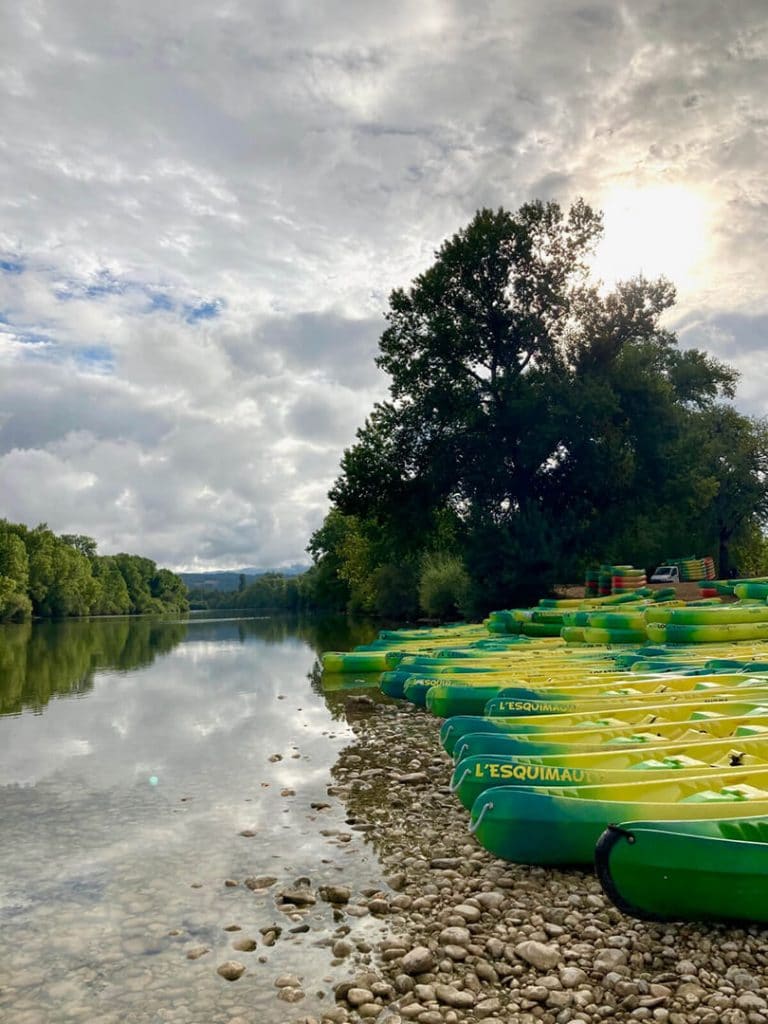 Descente en canoë sur la rivière d’Ain près de Lyon